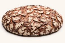 Der Bauernlaib ist das ursprüngliche Brot des Mühlviertels. Reines Roggenmehl, Natursauerteig und eine lange Teigführung halten dieses herzhafte Brot lange frisch. Knusprig gebacken im Steinofen.