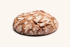Der kleine Bruder des Bauernlaibs. Nur ein Drittel so schwer, aber mit den gleichen Qualitäten: Roggenmehl, Natursauerteig und Gewürze. Kommt knusprig aus dem Steinofen und bleibt lange saftig.