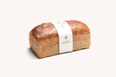 Reines Dinkelbrot, gebacken mit 60% Dinkelmehl und 40% Dinkelvollmehl, vermahlen in der hauseigenen Mühle. Mild im Geschmack mit nussiger Note.