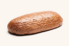 Unser Hausbrot backen wir nach alter Tradition mit einer Roggen-Weizen-Mischung und Natursauerteig. Hält sich schön lange frisch.