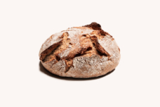 Überzeugt durch seine rösche Kruste und flaumig, weiche Krume. Die lange Reifezeit verleiht ihm einen milden Geschmack und macht das Brot besonders bekömmlich. Ideal zum Bestreichen oder Tunken.