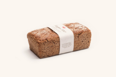 Alles Roggen – unser kantiger Klassiker, mit Natursauerteig gebacken. Die Kruste mit viel Biss hält dieses mild-würzige Brot lange frisch.
