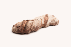 Das Brot überzeugt durch eine rösche Kruste, eine flaumig-weiche Krume und frische Walnüssen. Der Natursauerteig verleiht dem Brot eine herrliche Geschmackstiefe und eine angenehme Note.