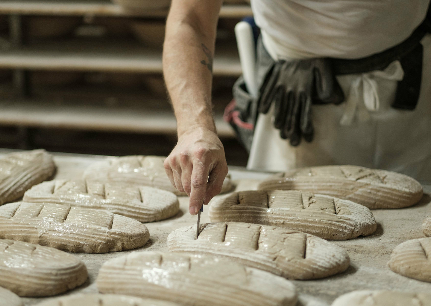 Honeder Die Backstube Handarbeit Brotlaibe Anschneiden