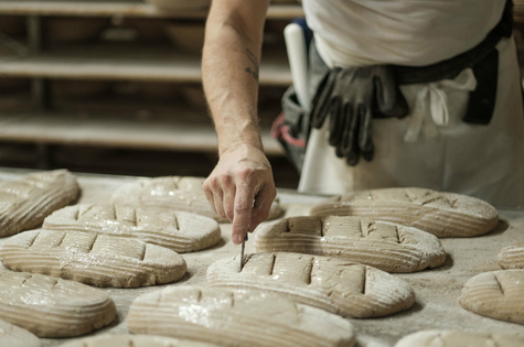 Honeder Die Backstube Handarbeit Brotlaibe Anschneiden