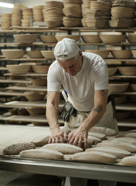 Honeder Die Backstube Handarbeit Brotlaibe Backblech